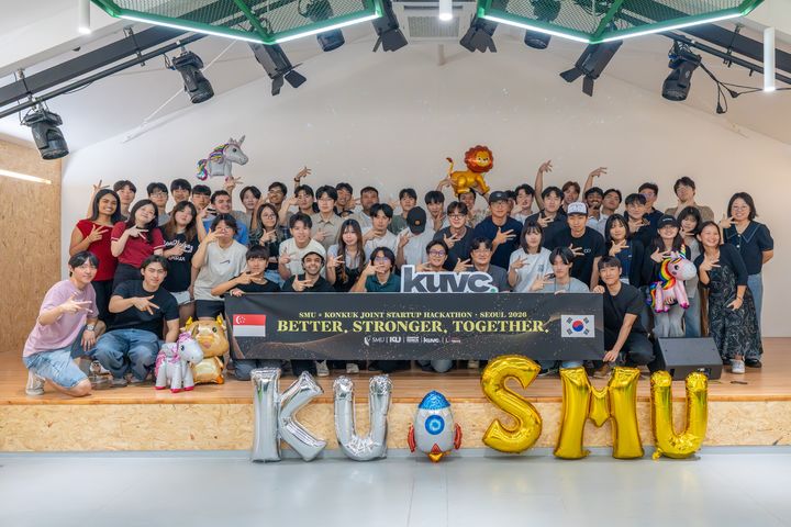 [서울=뉴시스] 건국대와 싱가포르경영대학이 공동 개최한 '2026 KU-SMU 연합 아이디어톤'에서 참가자들이 기념 사진을 촬영하고 있다. (사진=건국대 제공) 2026.08.10. photo@newsis.com *재판매 및 DB 금지