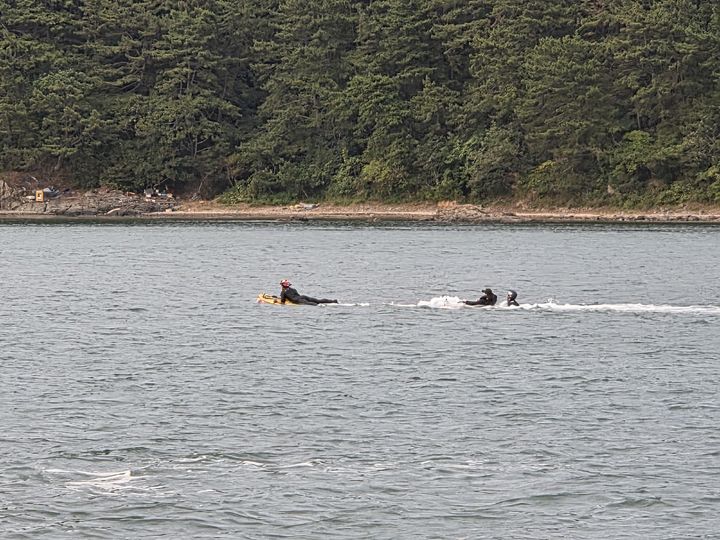 [부산=뉴시스] 9일 오후 부산 앞바다에서 물놀이용 고무보트를 타다 강풍에 떠밀려 표류하던 10대가 해경에 구조됐다. (사진=부산해경 제공) 2026.08.10. photo@newsis.com *재판매 및 DB 금지