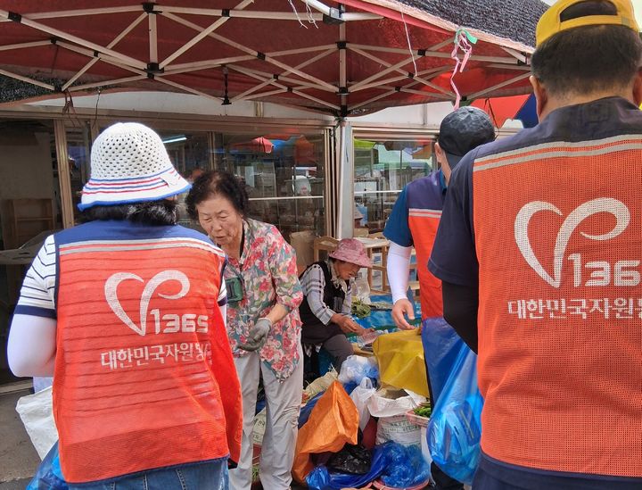 [전남광주=뉴시스] 전남광주 광산구자원봉사센터는 지역 자원봉사자들과 함께 폭염 취약계층을 대상으로 폭염 대응 자원봉사활동을 시작했다고 10일 밝혔다. (사진 = 광산구자원봉사센터 제공) 2026.08.10. photo@newsis.com *재판매 및 DB 금지