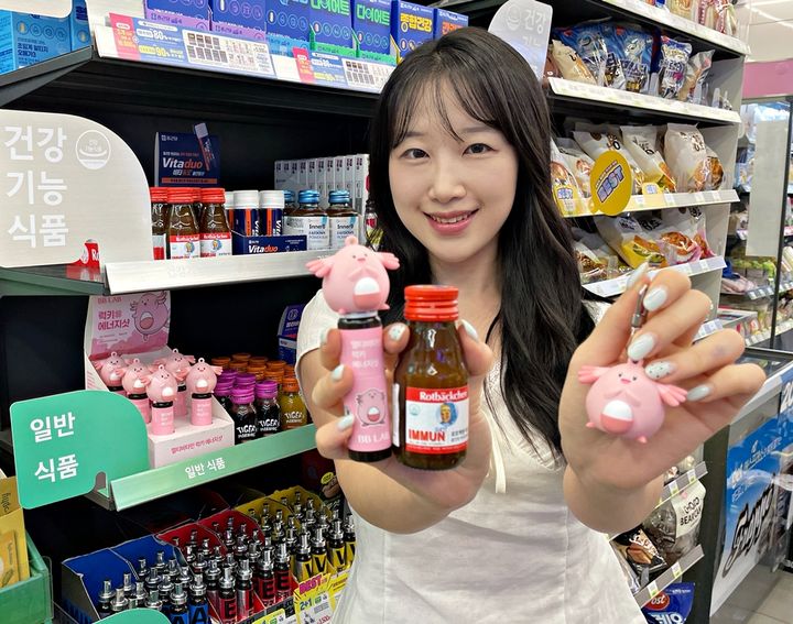 CU가 최근 건강 관리 트렌드에 맞춰 건강기능식품 운영점을 확대하고 상품 라인업을 대폭 리뉴얼 하는 등 편의점 '헬스케어 2.0 전략'을 실행한다고 10일 밝혔다. *재판매 및 DB 금지
