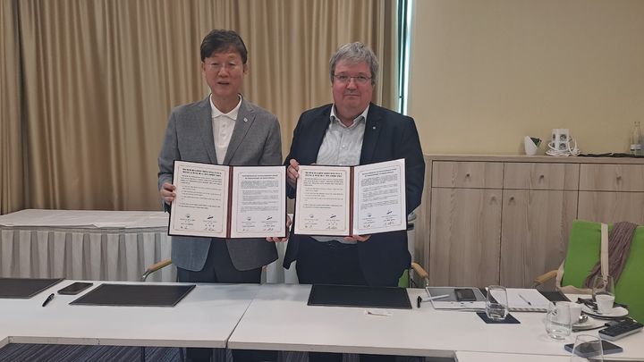 [안산=뉴시스] 이민근 안산시장이 9일 루츠 룽비츠(Lutz Lungwitz) 독일 메디컬 웰니스협회장과 해양치유 및 메디컬 웰니스 분야 교류협력 의향서를 체결하고 기념촬영을 하고있다. (사진=안산시 제공) 2026.08.10. photo@newsis.com *재판매 및 DB 금지