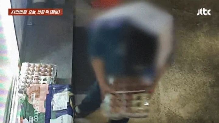 [서울=뉴시스]한 남성이 얼굴을 가린 채 달걀을 훔치고 있다.(사진=JTBC 사건반장 캡처)2026.08.10.
