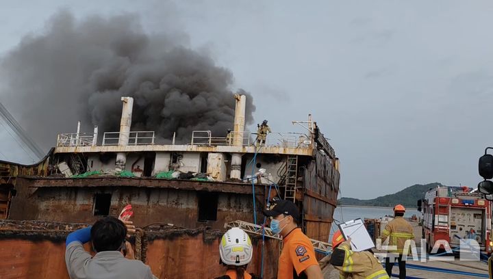 [목포=뉴시스] 10일 오전 8시11분께 전남광주 목포시 연산동 한 조선소에 놓인 폐선박에서 불이 나 소방 당국에 의해 인명피해 없이 47분 만에 꺼졌다.(사진 = 전남광주통합특별시소방본부 제공) 2026.08.10. photo@newsis.com *재판매 및 DB 금지