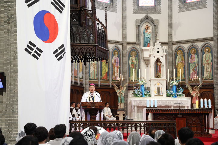 [서울=뉴시스] 2025년 8월 15일, 천주교 서울대교구 주교좌 명동성당에서 정순택 대주교 주례로 성모 승천 대축일 미사가 봉헌되고 있다. (사진=천주교 서울대교구 제공0 2026.08.10. photo@newsis.com *재판매 및 DB 금지