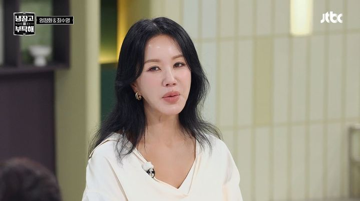 [서울=뉴시스] 9일 JTBC 예능 프로그램 '냉장고를 부탁해 since 2014'에 출연한 엄정화는 자신의 냉장고 속 음식들을 공개했다. (사진=냉장고를 부탁해 캡처)