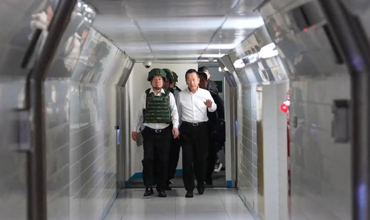 [서울=뉴시스] 라이칭더 대만 총통이 5일 연례 군사훈련인 ‘한광훈련’에서 참수 작전에 대비해 방탄복과 헬멧을 착용하고 이동하고 있다.(출처: SCMP) 2026.08.10. *재판매 및 DB 금지
