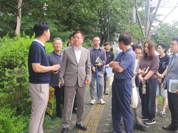 [서울=뉴시스] 조유진 영등포구청장(가운데)이 지난달 21일 수도권광역급행철도 B노선(GTX-B) 공사 현장을 방문하고 있다. (사진=영등포구 제공) 2026.07.21. photo@newsis.com *재판매 및 DB 금지