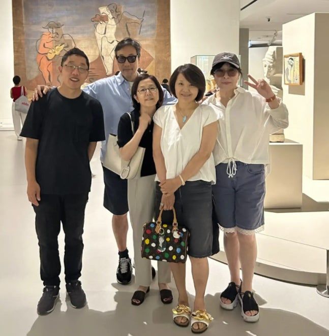 [서울=뉴시스] 가수 이문세는 지난 8일 자신의 소셜미디어에 지인들과 전시회를 찾은 사진을 공개했다. 사진에는 김제동을 비롯해 노사연, 이성미, 최유라 등이 함께 자리했다. (사진=인스타그램) 2026.08.10. photo@newsis.com&nbsp; *재판매 및 DB 금지