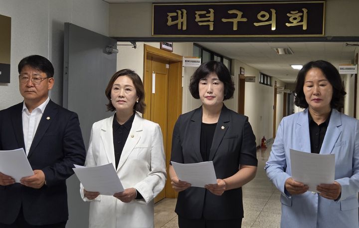 [대전=뉴시스] 더불어민주당 소속 대전 대덕구의원들이 10일 의장 선거가 무산된 뒤 회견을 하고 있다. 2026.08.10. *재판매 및 DB 금지