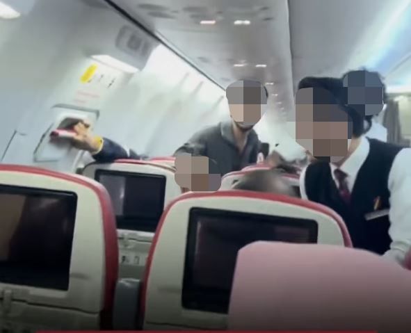 [서울=뉴시스] 지난 6일(현지 시간) 여객기에서 비상 탈출구를 강제로 열려고 시도한 남성에게 살인미수 혐의가 적용됐다. (사진 : X 캡처) *재판매 및 DB 금지