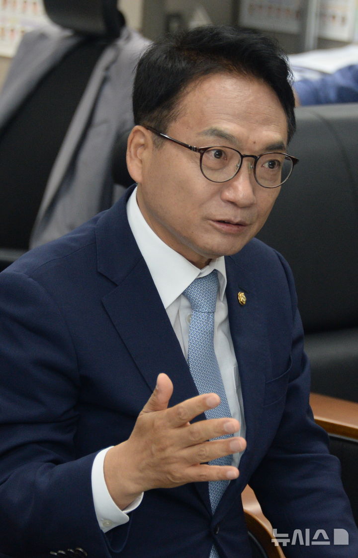 [전주=뉴시스] 김얼 기자 = 더불어민주당 박선원 최고위원 후보가 10일 전북 전주시 전북특별자치도의회 기자실을 방문해 기자간담회를 갖고 질의에 답변하고 있다. 2026.08.10. pmkeul@newsis.com