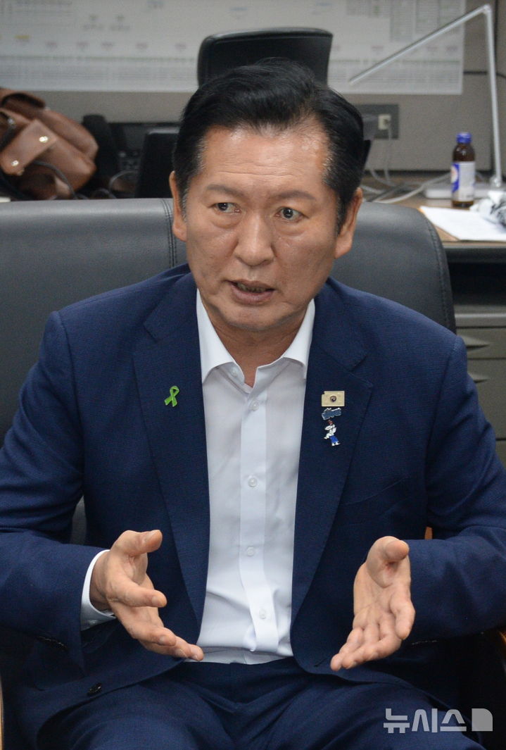 [전주=뉴시스] 김얼 기자 = 더불어민주당 정청래 당대표 후보가 10일 전북 전주시 전북특별자치도의회 기자실을 방문해 기자간담회를 갖고 질의에 답변하고 있다. 2026.08.10. pmkeul@newsis.com