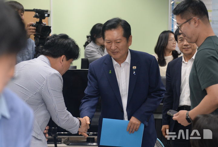 [전주=뉴시스] 김얼 기자 = 정청래 더불어민주당 당대표 후보가 10일 전북 전주시 전북특별자치도의회 기자실에서 기자간담회를 열고 기자단과 인사를 나누고 있다. 2026.08.10. pmkeul@newsis.com