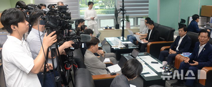 [전주=뉴시스] 김얼 기자 = 더불어민주당 정청래 당대표 후보가 10일 전북 전주시 전북특별자치도의회 기자실을 방문해 기자간담회를 갖고 질의에 답변하고 있다. 2026.08.10. pmkeul@newsis.com