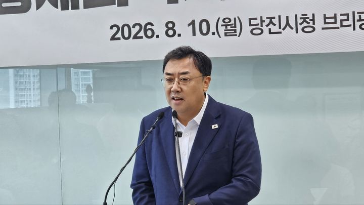 [당진=뉴시스] 김덕진 기자=김기재 충남 당진시장이 10일 당진시청 브리핑룸에서 전 시민에게 추석 전 1인당 30만원의 경제회복지원금을 지급하겠다고 발표하고 있다. 2026.08.10. spark@newsis.com *재판매 및 DB 금지