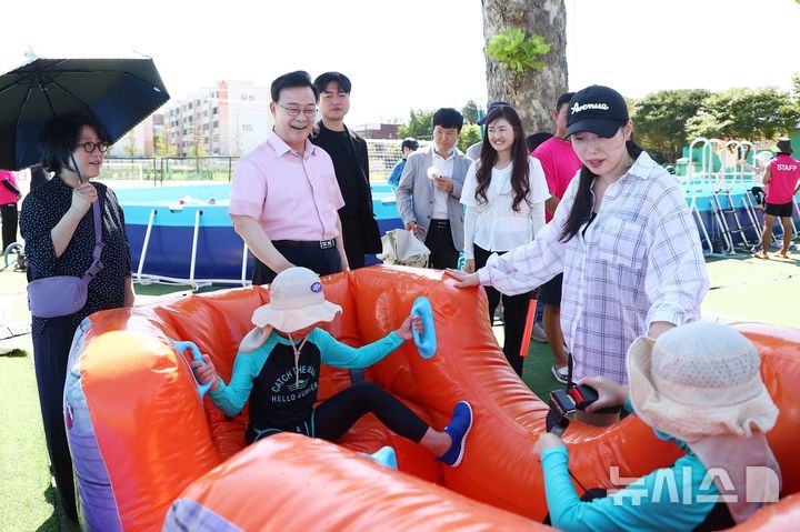 [의왕=뉴시스] 김성제 의왕시장(상의 분홍색)이 부곡동 아동 물놀이장 찾아 안전을 점검하고 있다. (사진=의왕시 제공).2026.08.10. photo@newsis.com