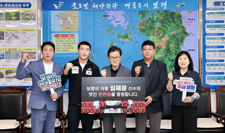 [보령=뉴시스] 격려금 전달식 기념촬영. (사진=보령시청 제공) 2026.08.10. photo@newsis.com *재판매 및 DB 금지