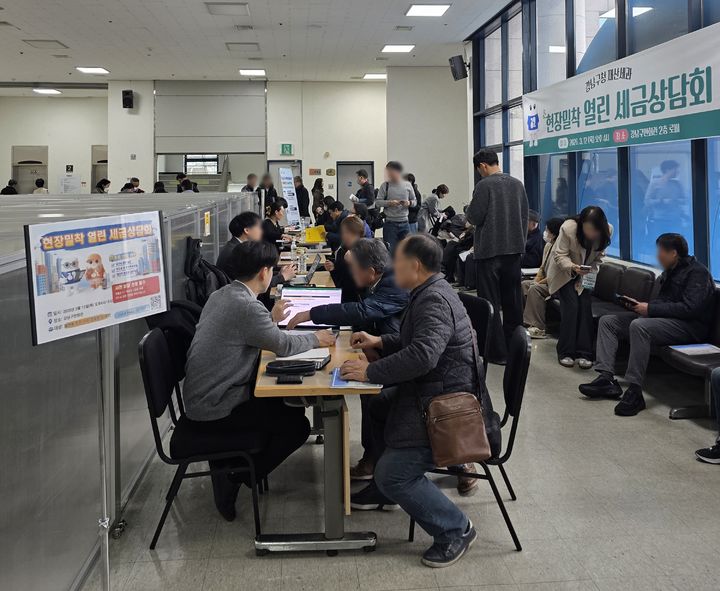 [서울=뉴시스] 지난 3월 12일에 열린 현장밀착 열린 세금 상담회. (사진=강남구 제공) 2026.08.10. photo@newsis.com *재판매 및 DB 금지
