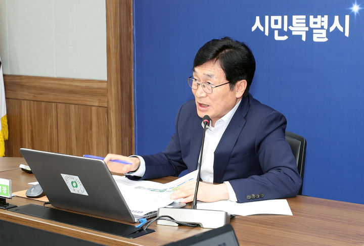 10일 온라인 생중계 '모두의 주간 브리핑' 주재하는 이장섭 충북 청주시장. (사진=청주시 제공) *재판매 및 DB 금지