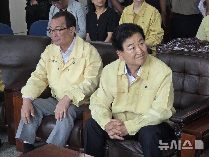 [전주=뉴시스] 강경호 기자 = 10일 정동영 통일부장관(오른쪽)이 화재 피해를 입은 전북 전주시 덕진구 송천동의 전주농수산물도매시장 내 전주수산시장 사무실 2층에서 피해 상인들과 간담회를 갖고 상인들의 이야기를 듣고 있다. 2026.08.10. lukekang@newsis.com
