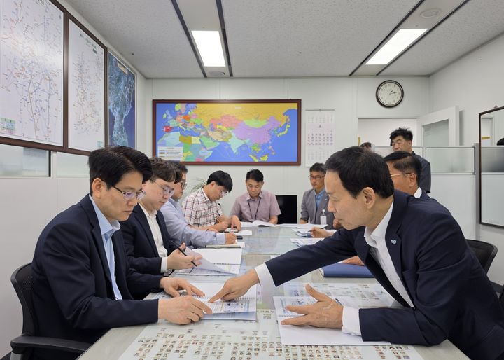 [익산=뉴시스] 10일 국토교통부 방문한 최정호 익산시장(오른쪽)이 지역 현안사업을 설명하고 있다.(사진=익산시 제공) *재판매 및 DB 금지