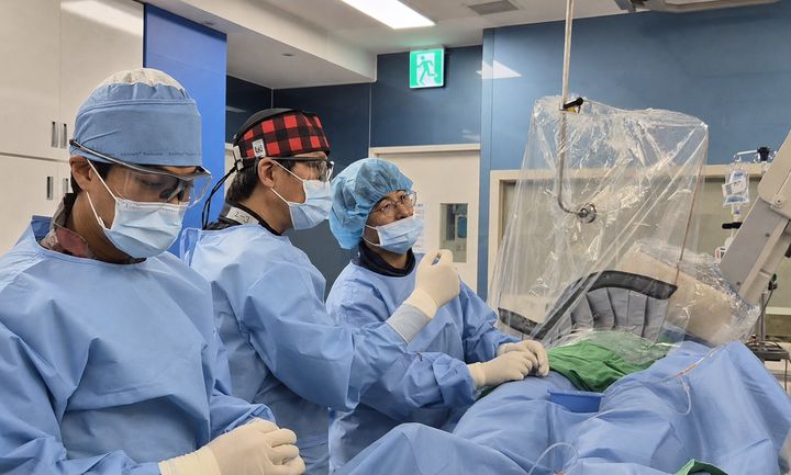 [울산=뉴시스] 울산병원이 경북대학교병원 박헌식 교수와 고신대학교병원 허정호 교수를 초빙해 '고난도 심장 CTO(만성완전폐쇄병변)·죽종절제술 합동 시연회'를 진행 중이다. (사진=울산병원 제공) 2026.08.10. photo@newsis.com *재판매 및 DB 금지