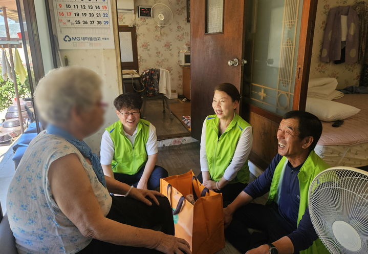 [창녕=뉴시스] 도천면과 지역사회보장협의체 위원이 폭염 취약가구를 방문해 안부확인을 하고 있다. (사진= 창녕군 제공) 2026.08.10. photo@newsis.com *재판매 및 DB 금지