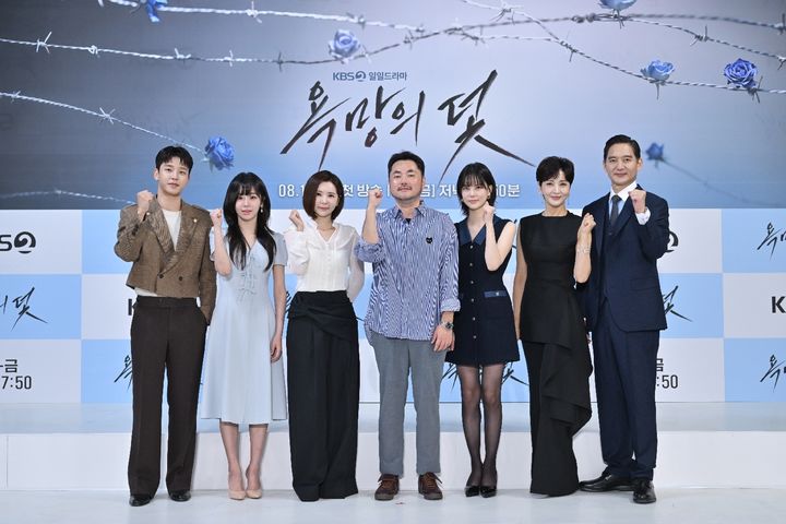 [서울=뉴시스] 10일 온라인으로 진행된 KBS 2TV 새 일일드라마 '욕망의 덫' 제작발표회에서 출연진과 이대경 감독이 포즈를 취하고 있다. (사진=KBS 제공)2026.08.10. photo@newsis.com *재판매 및 DB 금지
