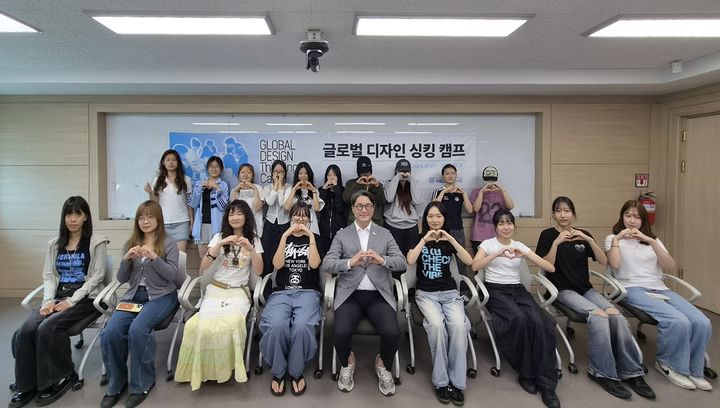[대전=뉴시스] 국립한밭대 '글로벌 디자인 캠프' 기념촬영. (사진=국립한밭대 제공) 2026.08.10. photo@newsis.com *재판매 및 DB 금지
