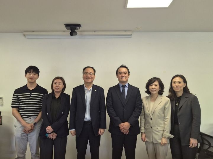 김영수(왼쪽 세 번째) 문체부 제1차관은 10일 서울 종로구 국립현대미술관 서울관에서 김우진(왼쪽 네 번째) 유튜브 제품총괄 담당 부사장을 만나 'K-콘텐츠' 성장을 위한 협력 강화 방안을 논의했다. (사진=문화체육관광부 제공) *재판매 및 DB 금지