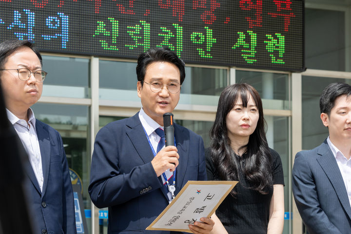 [수원=뉴시스] 안민석 경기도교육감이 10일 부천오정경찰서에서 교육활동 침해 사안 관련 학부모에 대한 고발장 제출에 앞서 입장을 밝히고 있다. 안 교육감은 이날 오전 기자회견을 열어 당초 50명 모집 예정이던 교권보호전담관을 300명으로 확대 선발했다고 발표했다. (사진=경기도교육청 제공) 2026.08.10. photo@newsis.com *재판매 및 DB 금지