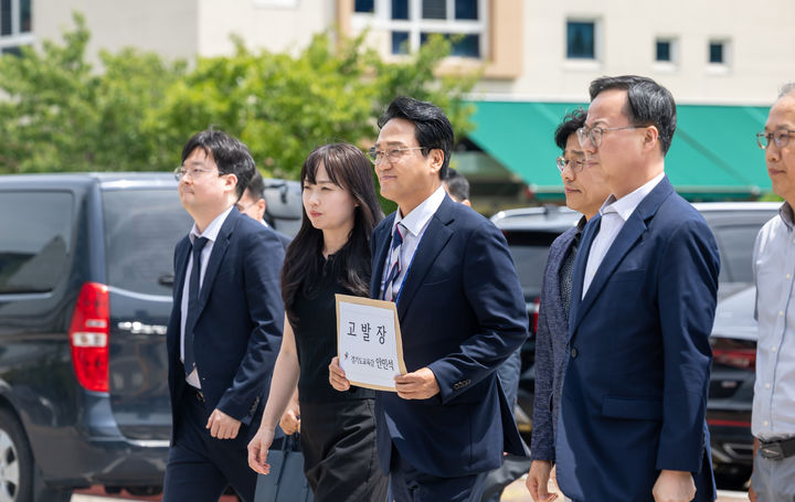 [수원=뉴시스] 안민석 경기도교육감이 10일 부천오정경찰서에서 교육활동 침해 사안 관련 학부모에 대한 고발장을 제출하고 있다. 안 교육감은 이날 오전 기자회견을 열어 당초 50명 모집 예정이던 교권보호전담관을 300명으로 확대 선발했다고 발표했다. (사진=경기도교육청 제공) 2026.08.10. photo@newsis.com *재판매 및 DB 금지