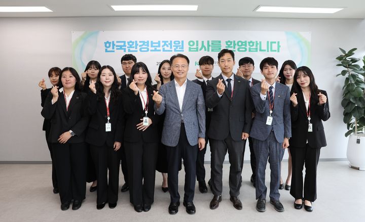 [세종=뉴시스]한국환경보전원이 2026년 상반기 정규직 신입직원 13명이 입사했다고 10일 밝혔다.(사진= 환경보전원 제공) *재판매 및 DB 금지