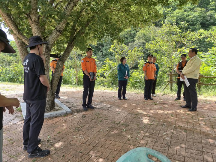 [평창=뉴시스] 심재국 평창군수가 평창읍 바위공원 유원지에서 인명구조함 등 물놀이 안전장비를 점검하고 안전요원들의 근무 상황을 살피고 있다. (사진=평창군 제공) 2026.08.10. photo@newsis.com *재판매 및 DB 금지