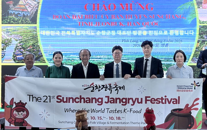 [순창=뉴시스] 지난 5~8일 순창장류축제의 성공과 해외 관광객 유치를 위해 베트남을 방문한 순창군 관계자들이 베트남 빈롱성 관계자들과 기념사진을 찍고 있다. (사진=순창군 제공) 2026.08.10. photo@newsis.com *재판매 및 DB 금지