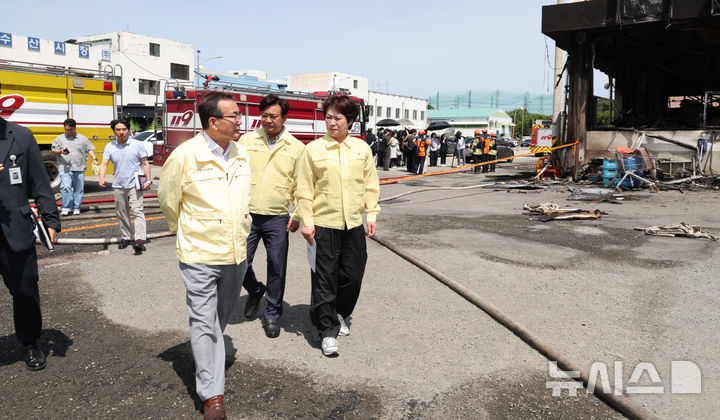 [전주=뉴시스]윤난슬 기자 = 전북 전주시의회는 10일 화재가 발생한 송천동 농수산물시장 활어동을 찾아 피해 상황을 점검하고 복구 지원 방안을 논의했다. (사진=전주시의회 제공) photo@newsis.com 