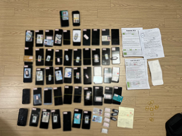 [전남광주=뉴시스]광주경찰청 광역범죄수사대가 범죄수익 5062억원을 세탁한 자금세탁 조직원을 체포하는 과정에서 확보한 타인 명의 휴대전화와 신분증, 통장, 임대차계약서 등 증거물. (사진 = 광주경찰청 제공) 2026.08.10. photo@newsis.com *재판매 및 DB 금지