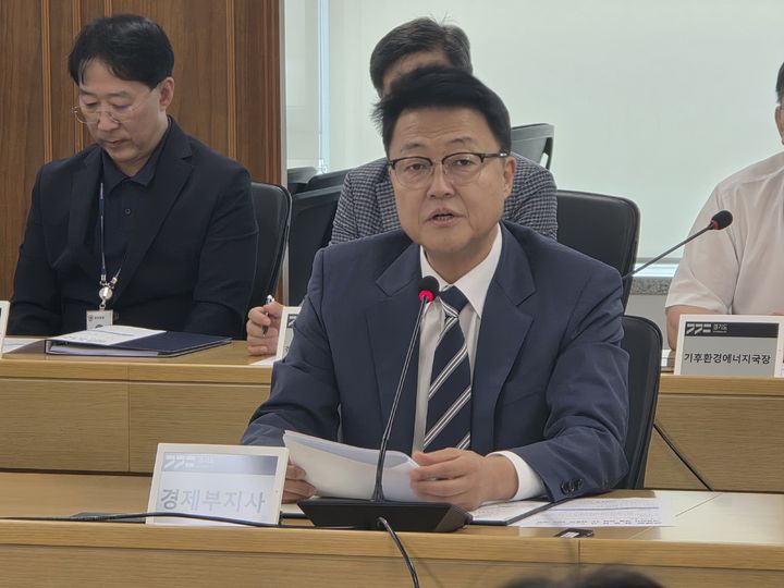 [수원=뉴시스] 박상욱 기자 = 주형철 경제부지사가 10일 경기도청 율곡홀에서 열린 TF 킥오프 회의에서 모두 발언하고 있다. 2026.08.10. photo@newsis.com *재판매 및 DB 금지