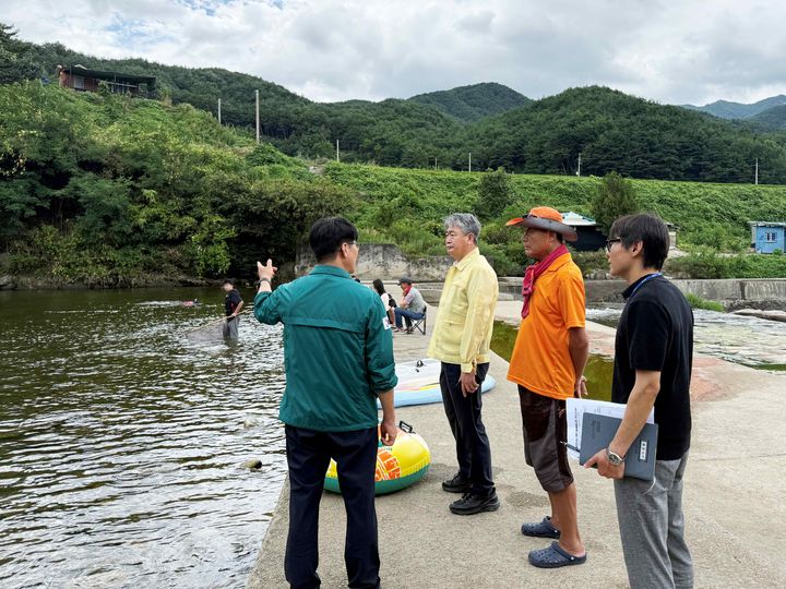 [함양=뉴시스] 함양군 양상호 부군수 휴가철 주말 물놀이 안전 현장점검 (사진=함양군 제공) 2026. 08. 10. photo@newsis.com *재판매 및 DB 금지