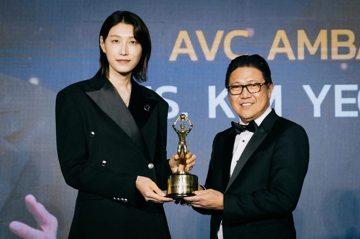 [서울=뉴시스]'배구 여제' 김연경, AVC 초대 공로상. (사진=라이언엇 제공)