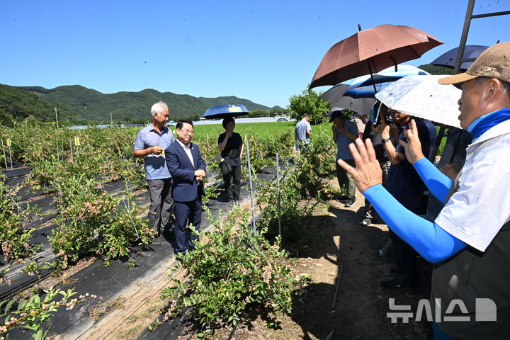 [완주=뉴시스] 성중기 완주군의회 의장이 운주면 장신리 일원의 블루베리 농가를 찾아 농업인과 대화를 나누고 있다. *재판매 및 DB 금지