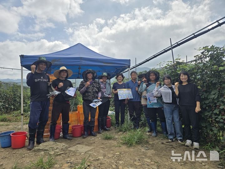 [완주=뉴시스] 전북 완주군이 폭염 속 관내 농가에서 일하는 외국인 계절근로자들의 건강과 안전을 지키고자 '현장 밀착형 폭염대응 안전관리 점검'에 적극 나섰다. (사진=완주군 제공) 2026.08.10. photo@newsis.com *재판매 및 DB 금지