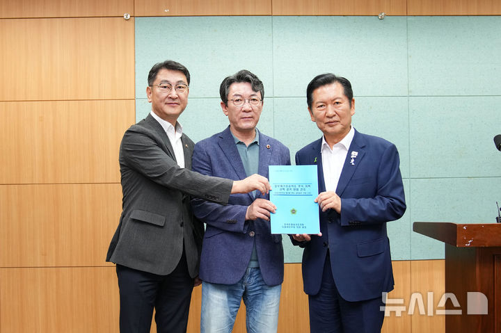 [전주=뉴시스] 김민수 기자= 왼쪽부터 김창현 전북도의회 더불어민주당 원내부대표, 정종복 원내대표, 정청래 당대표 후보. 2026.08.10 *재판매 및 DB 금지