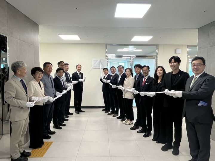 [부산=뉴시스] 한국해양과학기술원이 10일 충남 서천군 바이오특화 지식산업센터에서 서해연구소 시범사업단 출범 현판 제막식을 진행하고 있다. (사진=한국해양과학기술원 제공) 2026.08.10. photo@newsis.com *재판매 및 DB 금지