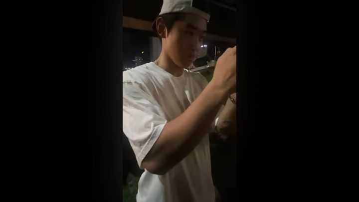 [전남광주=뉴시스] KIA타이거즈 김도영이 지난 7일 오후 전남광주 동구 광주천에서 동료 박재현과 수달을 찾고 있다. (사진 = SNS 갈무리) 2026.08.10. photo@newsis.com *재판매 및 DB 금지
