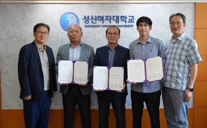 [서울=뉴시스] (왼쪽부터) 이성근 성신여대 총장, 엄광열 영월산업진흥원장, 김진동 일진웰바이오 대표이사, 현정은 성신여대 교수, 전용필 성신여대 공과대학장이 6일 3자 업무협약을 체결하고 기념 사진을 촬영하고 있다. (사진=성신여대 제공) 2026.08.10. photo@newsis.com *재판매 및 DB 금지