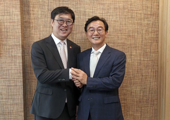 최휘영(왼쪽) 문화체육관광부 장관이 10일 '2026 부산 세계도서관정보대회' 개회식 참석을 위해 부산을 방문해 해운대구의 한 식당에서 전재수 부산광역시장과 면담을 하고 있다. (사진=문체부 제공) *재판매 및 DB 금지