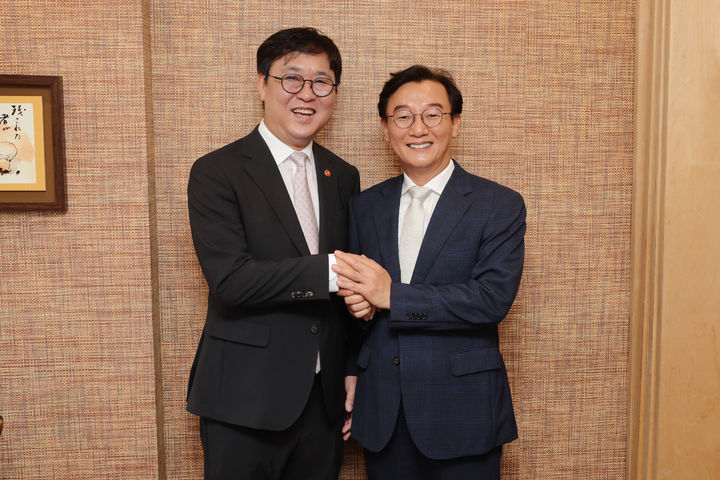 [부산=뉴시스] 전재수 부산시장(오른쪽)은 10일 부산을 방문한 최휘영 문화체육관광부 장관과 만나 문화·체육·관광 분야 정책 협력 방안을 논의했다. (사진=부산시 제공) 2026.08.10. photo@newsis.com *재판매 및 DB 금지