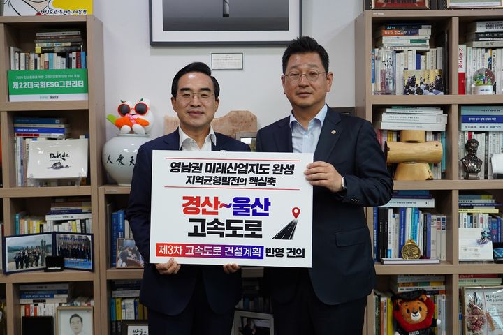 [울산=뉴시스] 더불어민주당 김태선 의원이 10일 박홍근 기획예산처 장관을 면담하고 경산~울산 고속도로 신설 사업을 제3차 고속도로 건설계획에 반영해 줄 것을 요청하는 건의서를 전달하고 있다. (사진=김태선 의원실 제공) 2026.08.10. photo@newsis.com&nbsp; *재판매 및 DB 금지