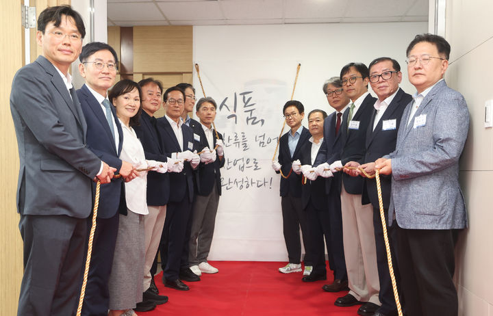 [안동=뉴시스] 10일 오후 경북도청에서 '식품한류산업국' 현판식이 열리고 있다. (사진=경북도 제공) 2026.08.09. photo@newsis.com *재판매 및 DB 금지